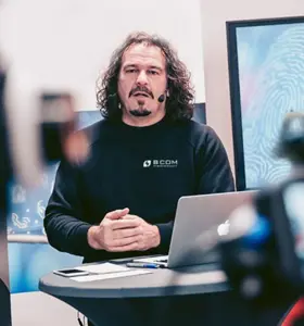 Erwin Markowsky - Live-Hacking, das wachrüttelt: Erwin Markowsky zeigt, wie angreifbar unsere digitale Welt wirklich ist.