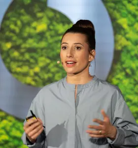 Jule Bosch - Visionärin und Wegbereiterin für disruptive Geschäftspraktiken: Zukunftsforscherin, Business Aktivistin und Expertin für Innovation und Transformation