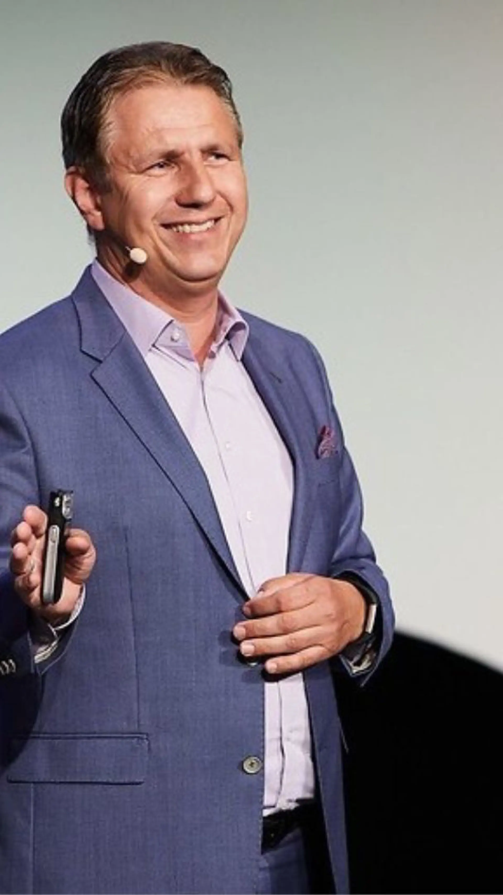 Jens-Uwe Meyer - <p>Der Einsatz von KI, zeitgemäße Leadership- und Change-Konzepte sind die Wegbereiter für den Erfolg von Unternehmen in der Zukunft.</p>