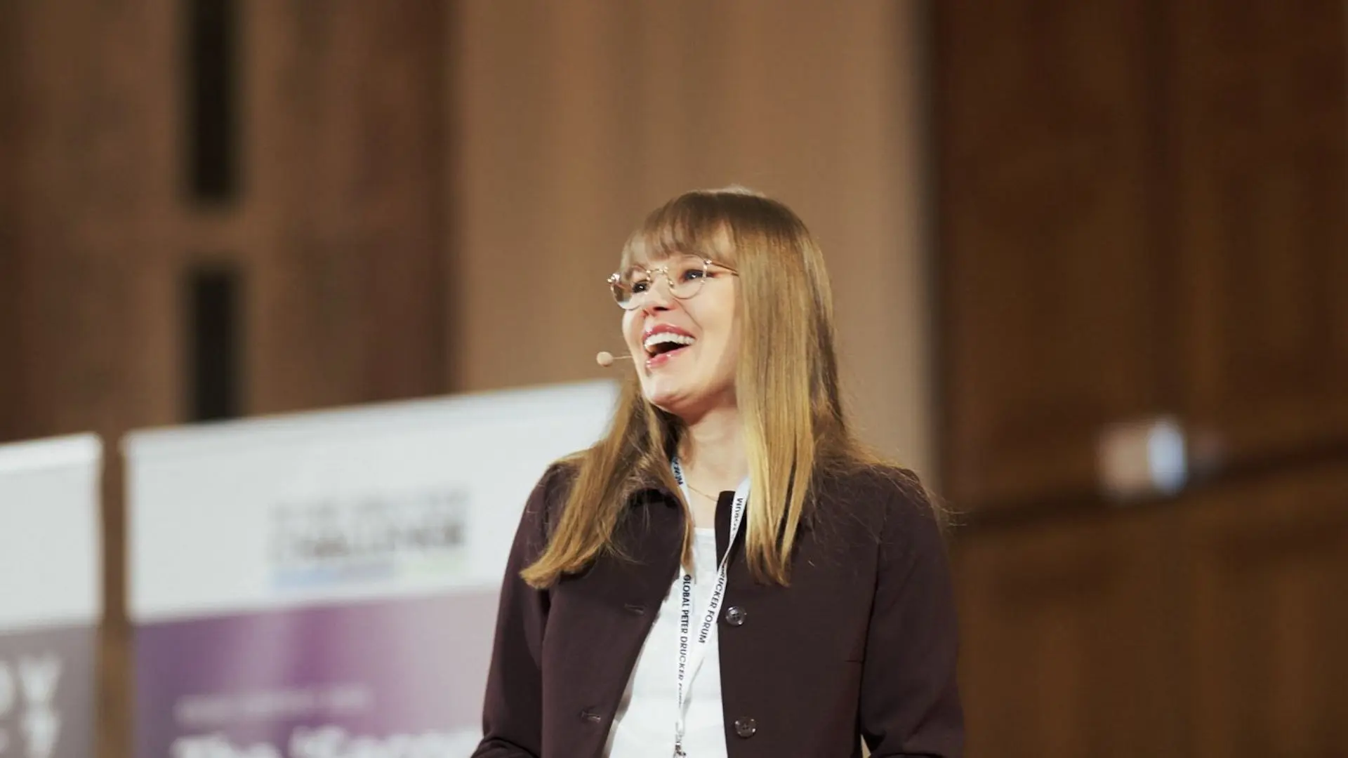 Eva Asselmann - <p>Eva Asselmann zeigt, wie psychologische Selbstführung, innere Stabilität und Klarheit in Zeiten von Überforderung gelingen.</p>