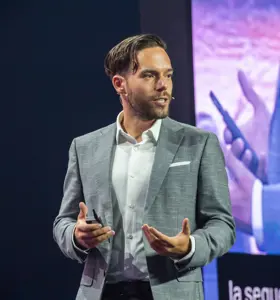 Benjamin Bargetzi - Benjamin Bargetzi verbindet Neurowissenschaft, KI und digitale Transformation zu praxisnahen Strategien für Unternehmen und Führungskräfte weltweit.