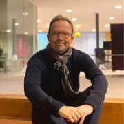Referent Rasmus Nutzhorn: Experte für Technologie und Nachhaltigkeit mit einer originellen und innovativen Herangehensweise an zukünftige Herausforderungen.