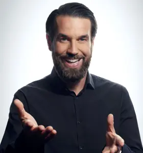 Referent Christian Lindemann: Experte für Selbstvertrauen und ehem. Cirque du Soleil Showstar greift mit Ihnen in seine Trickkiste für Bühnenpräsenz.