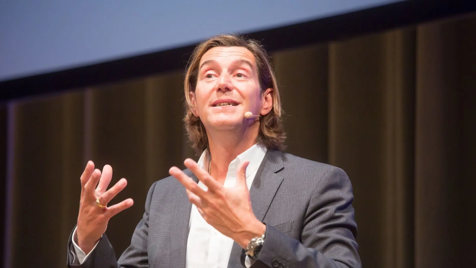 Carl Naughton - Neugierforscher und Umdenk-Pionier, bietet transformative Impulse für mehr Zukunftsmut und Anpassungsintelligenz.