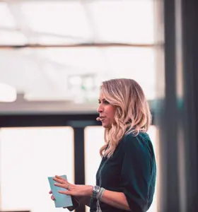 Nena Brockhaus - Wirtschaftsjournalistin und Politikexpertin steht für klare Haltung, fundierte Analyse und inspirierende Impulse für Führungskräfte