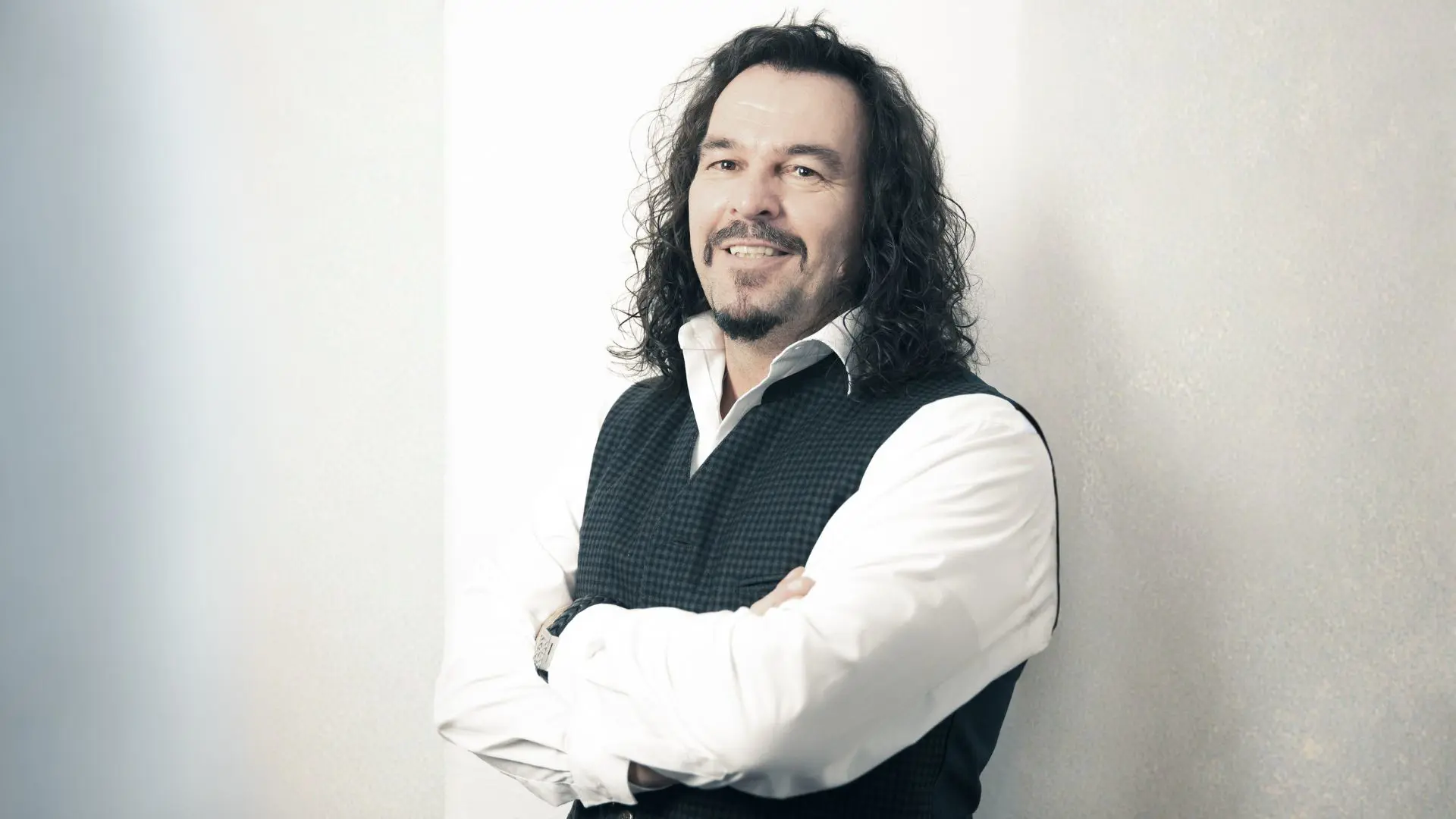 Erwin Markowsky - <p>Live-Hacking, das wachrüttelt: <span class="whitespace-normal">Erwin Markowsky</span> zeigt, wie angreifbar unsere digitale Welt wirklich ist.</p>