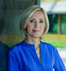 Petra Gerster - Petra Gerster verbindet jahrzehntelange journalistische Erfahrung mit fundierten Analysen zu Medien, Demokratie und gesellschaftlichem Wandel.