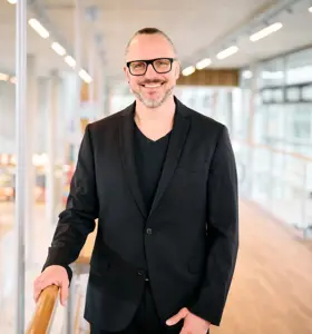 Eric Horster - Experte für Customer Experience &amp; KI-Transformation und als mitreißender Redner humorvoll, fundiert &amp; direkt