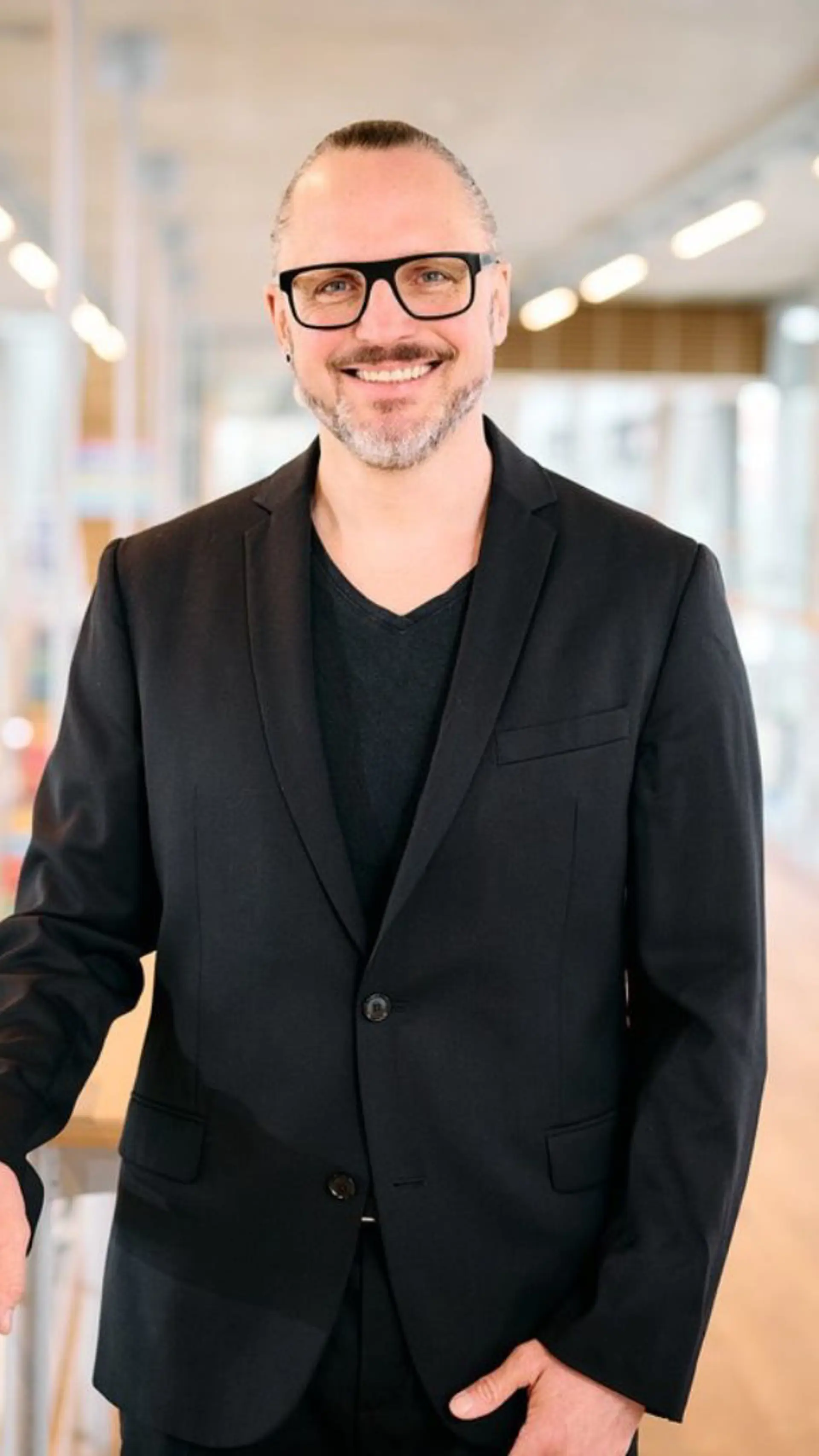 Eric Horster - <p>Experte für Customer Experience &amp; KI-Transformation und als mitreißender Redner humorvoll, fundiert &amp; direkt</p>