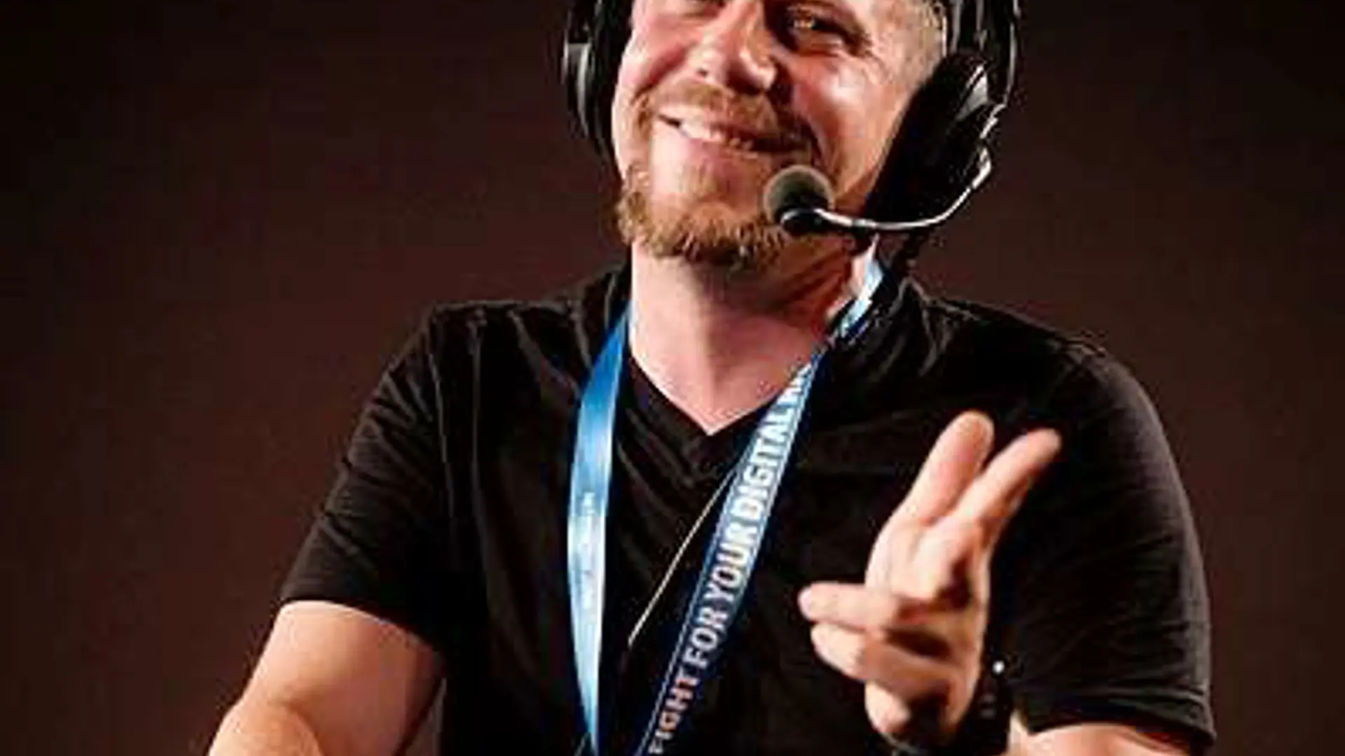 Referent Linus Neumann: Hacker und Diplom-Psychologe hält spannende Vorträge zu Cybersicherheit, Netzpolitik und Digitalisierung.