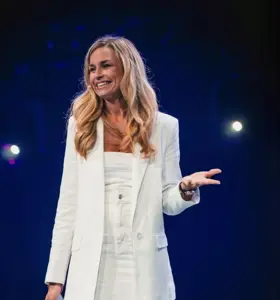 Lara Sophie Bothur - Pionierin der Corporate Influencer-Kommunikation und Stimme für Innovation &amp; Technologie