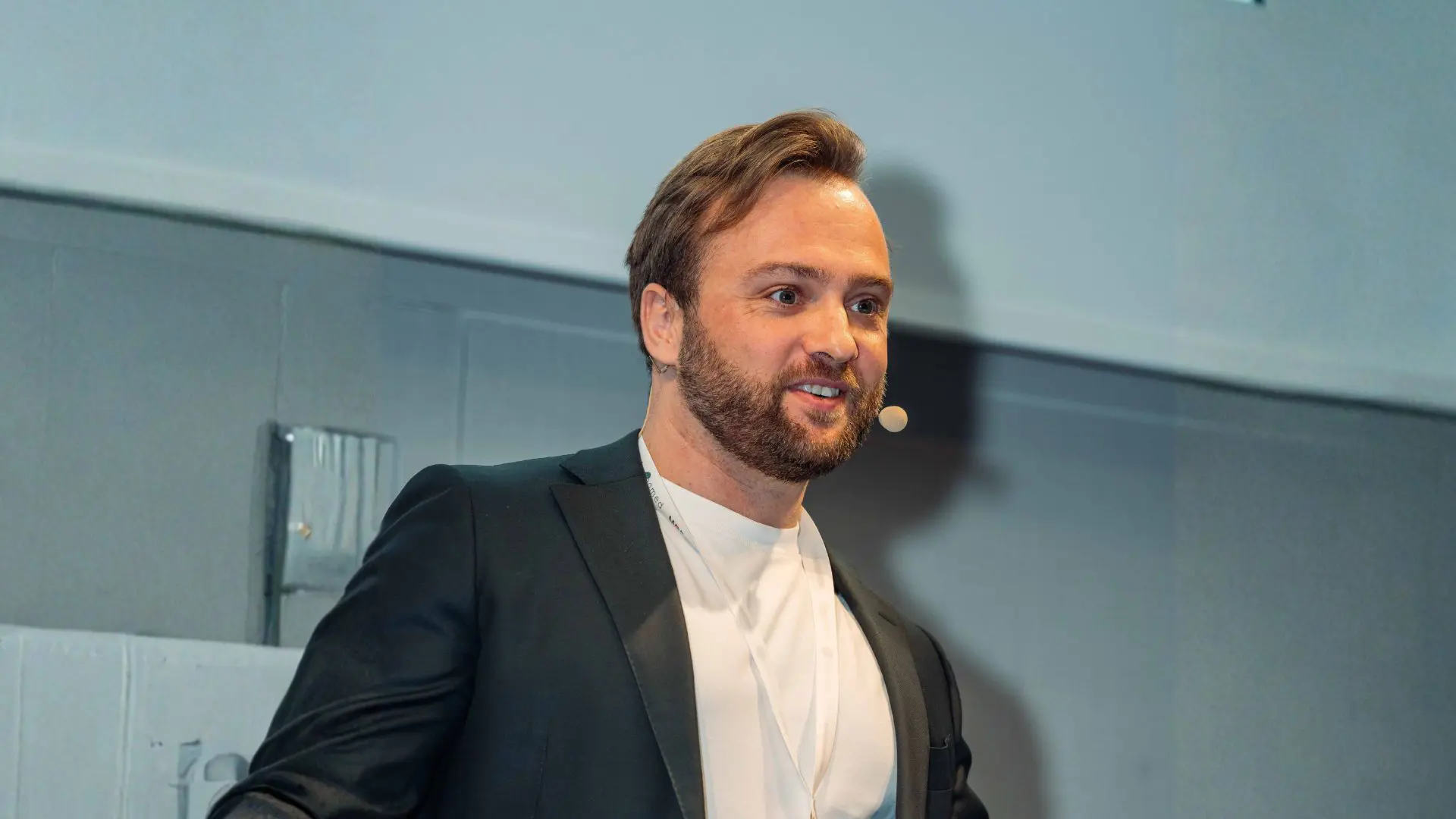Sven Jungmann - <p>Der Arzt und Start-Up-Gründer, der Künstliche Intelligenz in rund 50 Krankenhäuser bringt. Im&nbsp;eigenen Unternehmen hat er die Arbeit zweier Senior-Expert:innen mit KI selbst übernommen.&nbsp;Vorträge aus der Umsetzung, mit eigenen Zahlen.</p>