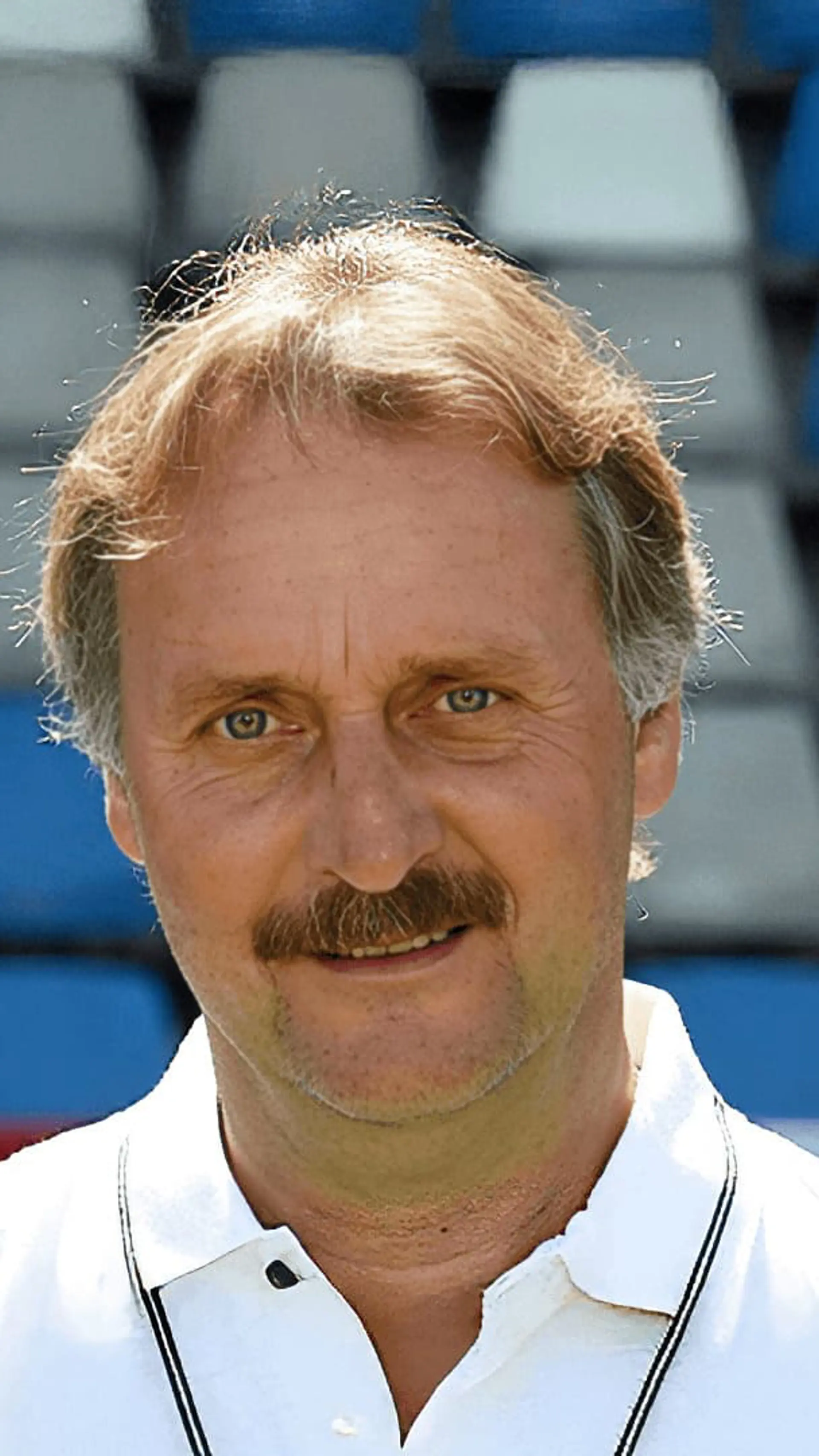 Peter Neururer - Fußballtrainer und TV-Analytiker, der Ihnen erklärt, wie Sie Ihre Ziele erreichen und Ihr Unternehmen voranbringen können.