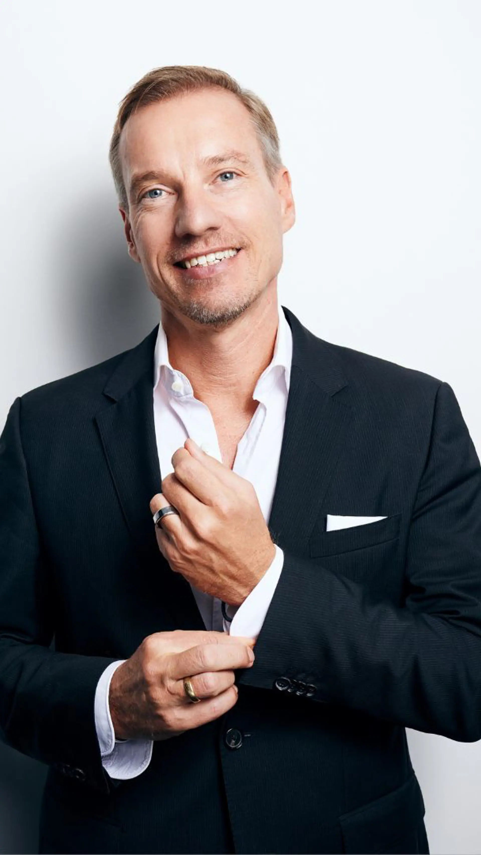 Nils Behrens - <p>Nils Behrens ist Longevity-Experte, Keynote-Speaker und Health-Strategist für gesunde Langlebigkeit, Prävention und moderne Gesundheitsstrategien.</p>