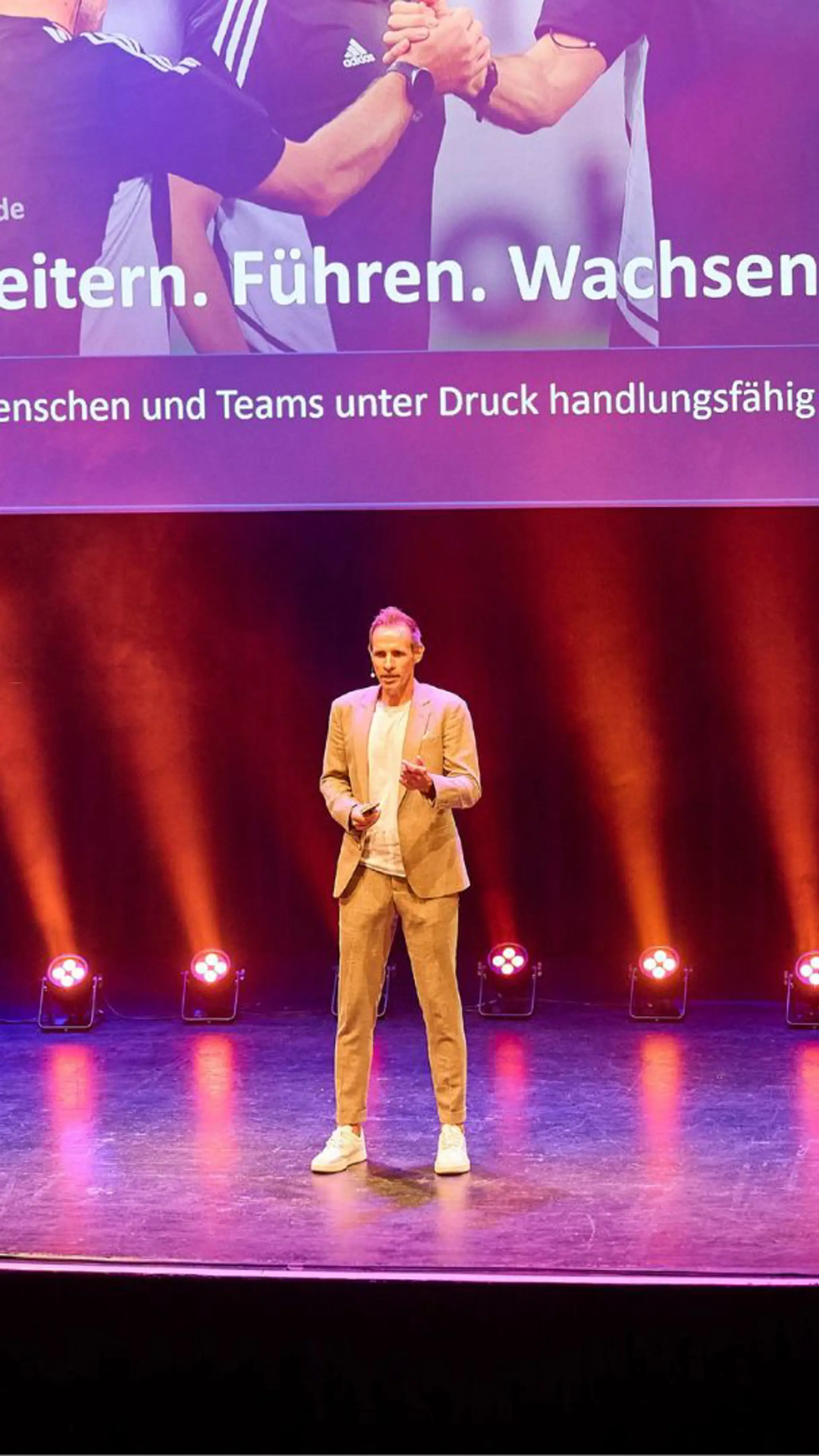 Sascha Stegemann - FIFA-zertifizierter Profischiedsrichter zeigt Ihnen Erfolgsstrategien und erklärt, was für ein effektives Krisenmanagement nötig ist.