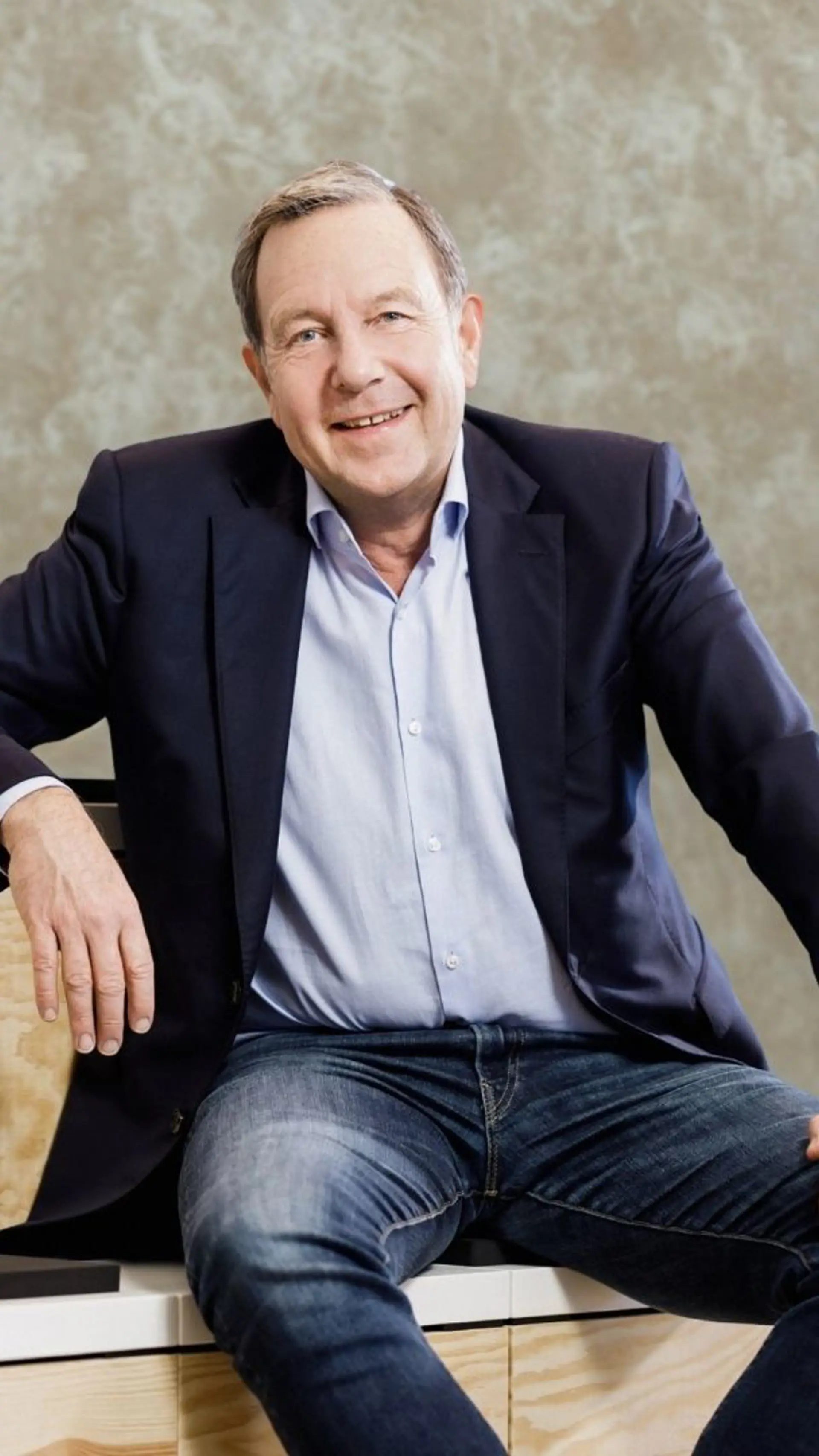 Ralf Kleber - <p>Ralf Kleber, ehem. Amazon-Geschäftsführer, Unternehmer und KI-Experte, verbindet Leadership, Innovation und Zukunft mit klaren Perspektiven.</p>