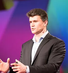 Peter Ivanov - Executive Coach &amp; Experte für internationales Virtual Teambuilding inspiriert mit Taktiken der Leistungssteigerung von Teams.