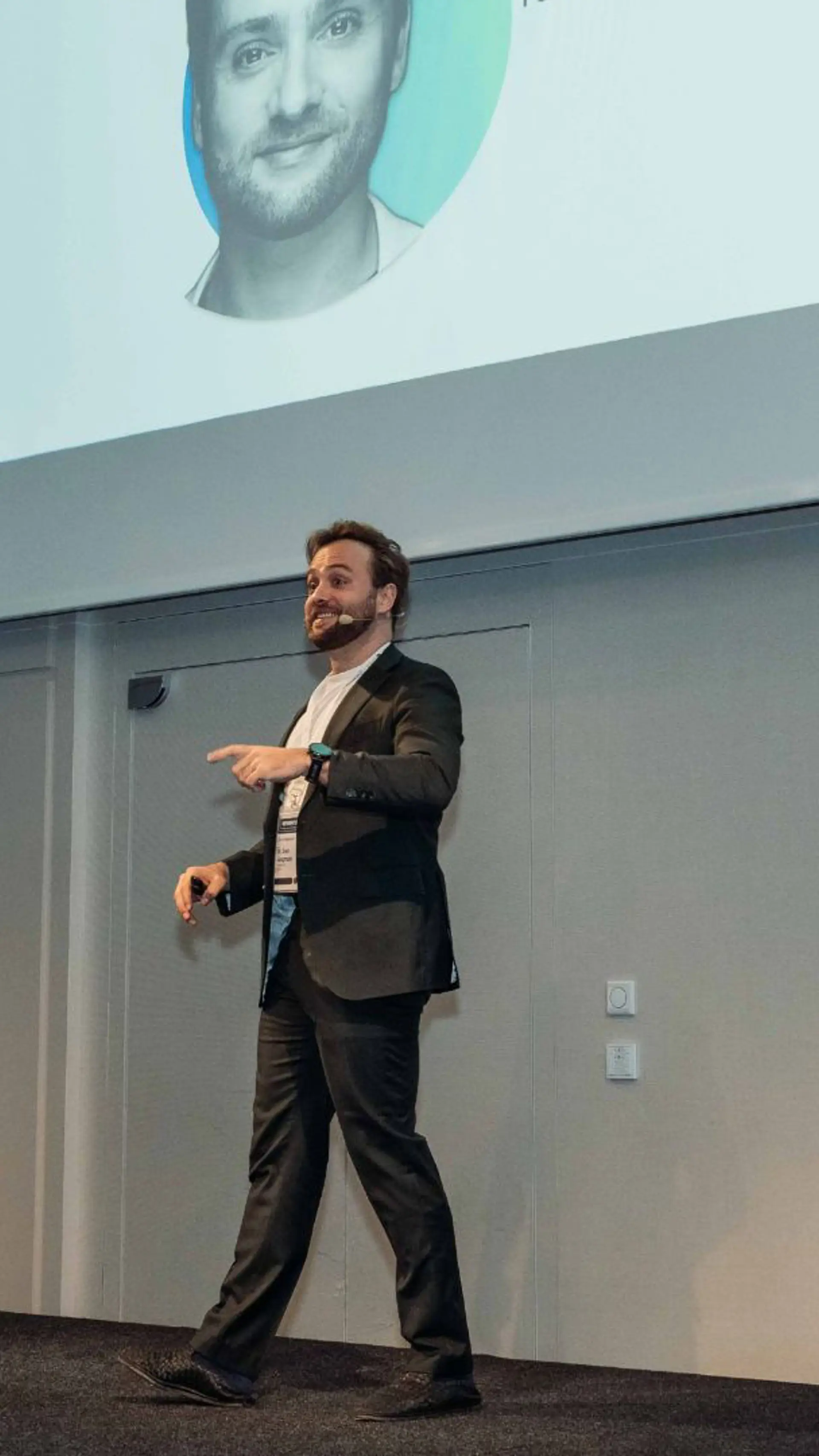 Sven Jungmann - <p>Der Arzt und Start-Up-Gründer, der Künstliche Intelligenz in rund 50 Krankenhäuser bringt. Im&nbsp;eigenen Unternehmen hat er die Arbeit zweier Senior-Expert:innen mit KI selbst übernommen.&nbsp;Vorträge aus der Umsetzung, mit eigenen Zahlen.</p>