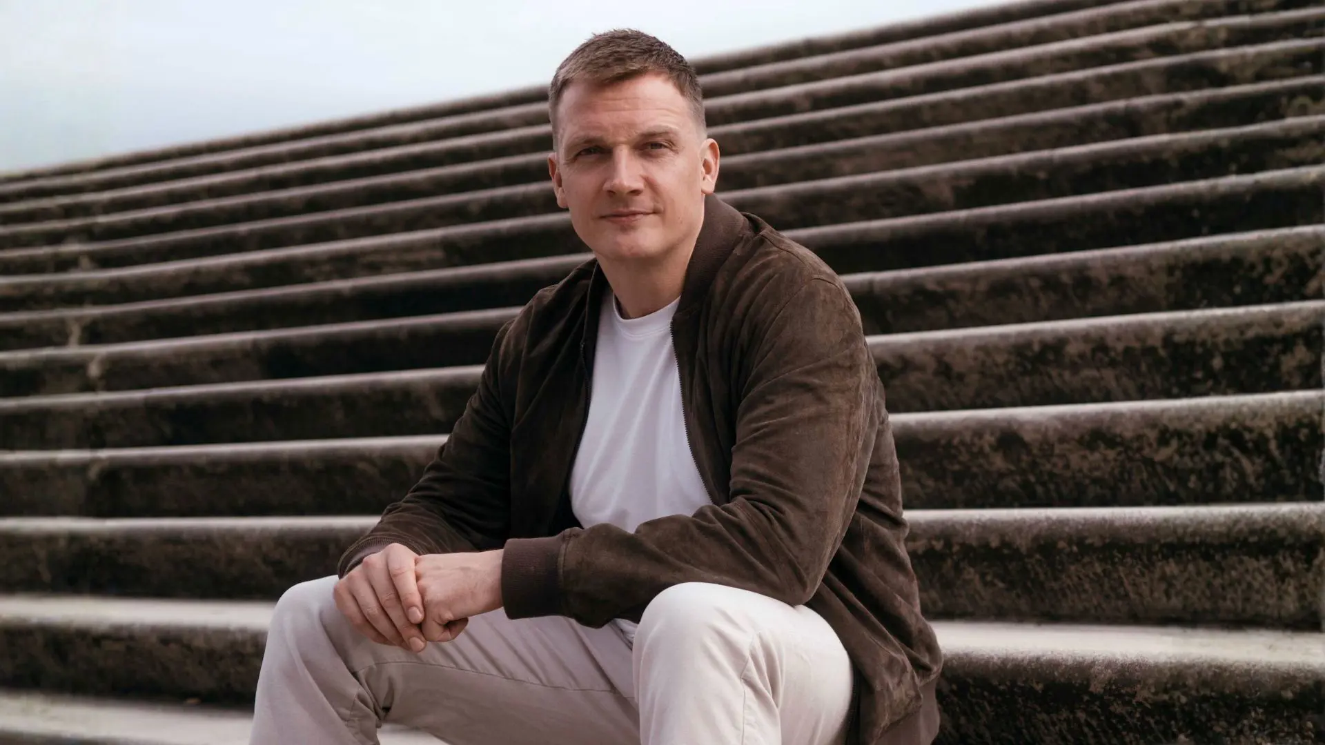 Hinnerk Smolka - <p data-start="650" data-end="782">Hinnerk Smolka ist Deutschlands erfolgreichster Teamcoach und Speaker für nachhaltigen Teamzusammenhalt und Führungserfolg unter Druck.</p>