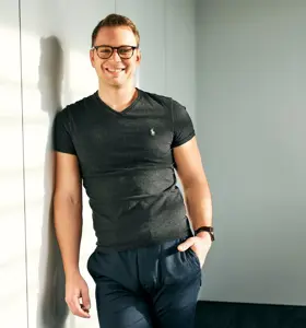 Mario Derntl - Mario Derntl inspiriert mit seiner Transformation vom Schulabbrecher zum Unternehmer und Impulsgeber für moderne Ausbildung