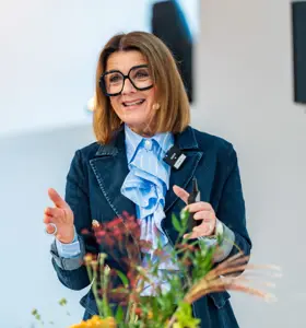 Sabine Hübner - Die Expertin für Servicekultur stellt den Blick scharf auf Kundenorientierung und darauf, was den Unterschied ausmacht.