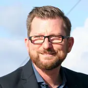 Referent Tobias Ain: Erfahrener Verkaufsprofi und begeisternder Keynote-Speaker verwandelt trockene Theorie in inspirierende, humorvolle Präsentationen.