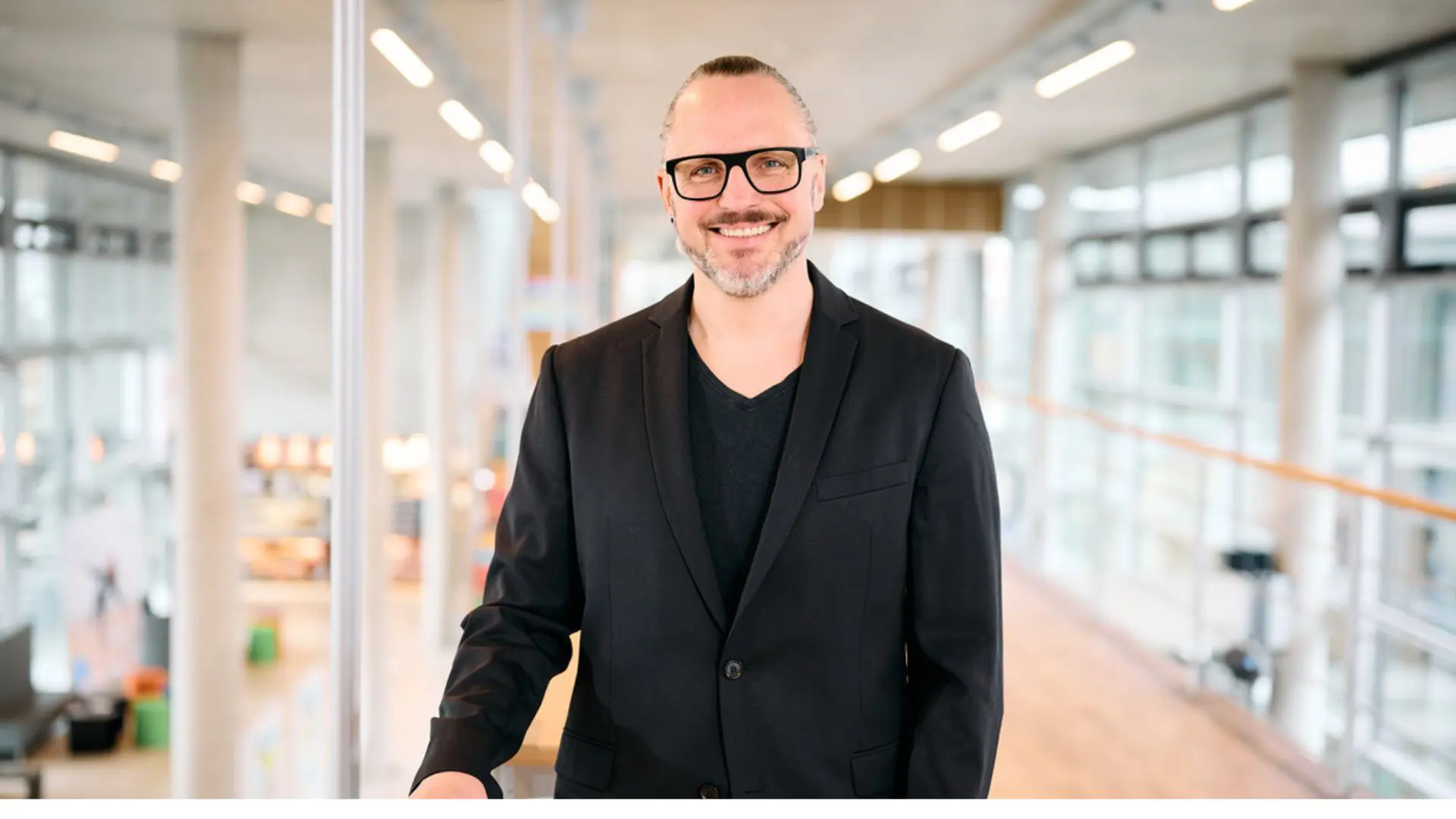 Eric Horster - <p>Experte für Customer Experience &amp; KI-Transformation und als mitreißender Redner humorvoll, fundiert &amp; direkt</p>