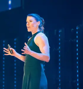 Monika Sattler - Ehem. Weltbank-Beraterin, Unternehmerin und zweifache Radrekordhalterin über Entscheidungen, Umsetzung unter Druck und nachhaltige Leistung.