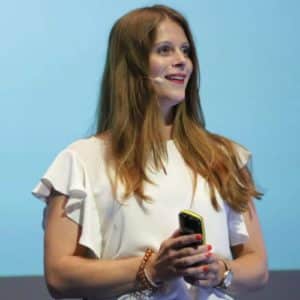 Farina Schurzfeld: Referentin, Keynotespeakerin, erfolgreiche Unternehmerin und Expertin für Digitale Gesundheit, die inspirierende Vorträge über Hypergrowth und Unternehmensaufbau hält